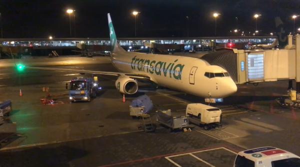 Pasager dat jos dintr-un avion, în Olanda, după ce a semănat teroare în rândul celor alături de care călătorea