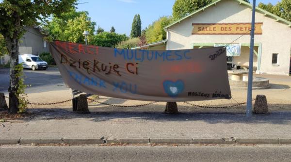 Pompierii români, elogiați în Franța. Oamenii au scris "Mulțumesc!" pe un banner și l-au întins în centrul localității 