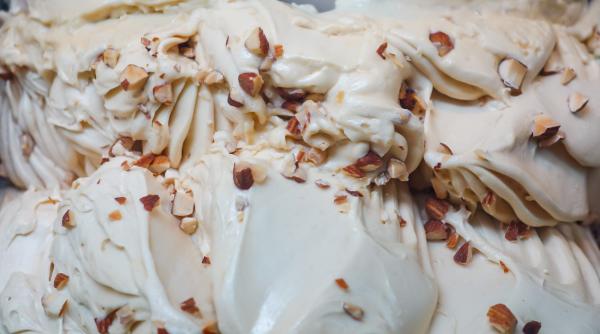 Înghețată cu gălbenuș prăjit. Rețeta cea mai delicioasă, perfectă pentru zilele caniculare