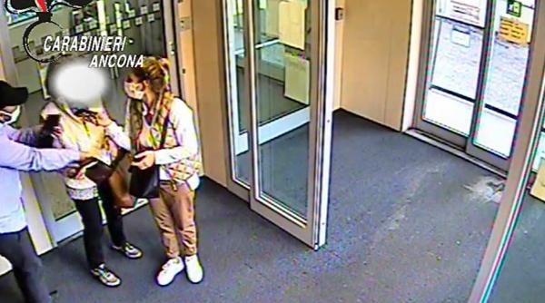 Italia. 14 români arestați pentru clonare de carduri bancare. Au dat zeci de lovituri de peste 100.000 de euro