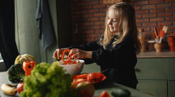 Salata bunicii, după care toată lumea este înnebunită: Simplu de făcut, bogată în vitamine și cu ingrediente ieftine