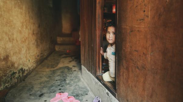 Salvați Copiii: Doar 7% dintre românii care muncesc în străinătate au intenţia de a lua copilul cu ei