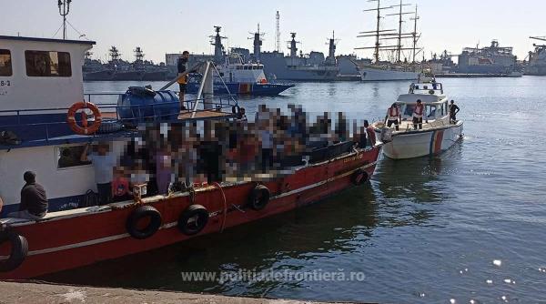 80 de migranţi pe o plută de lemn, salvaţi din largul Mării Negre de autorităţile române