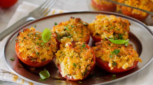 Roșii gratinate, cu pesmet, busuioc și ulei de măsline. Garnitura perfectă pentru orice tip de carne