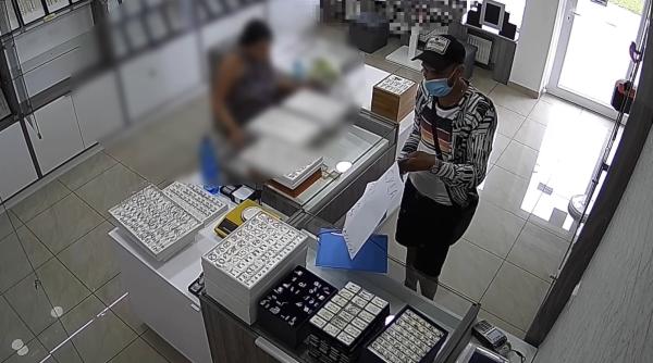 Slovacia. A furat 50 de inele extrem de valoroase, cu ajutorul unei hârtii: „Vorbea într-o limbă mixtă română-engleză“ (VIDEO)