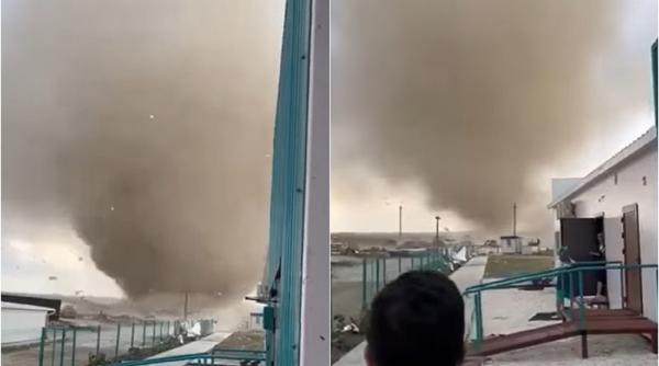 Tornadă puternică la țărmul Mării Negre: Vârtejul a măturat tot ce a întâlnit în cale, inclusiv zeci de mașini și un restaurant - VIDEO
