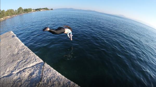 Ana Măiță (Asociația Mame pentru Mame) cere ministrului Educației să ia exemplul britanic: „Învățarea înotului trebuie să fie un drept“