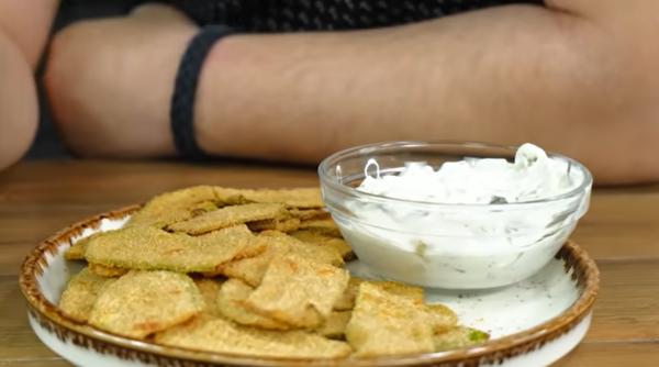 Chipsuri din dovlecei - cele mai gustoase și sănătoase pe care le-am gustat vreodată. Sunt făcute cu doar o lingură de ulei