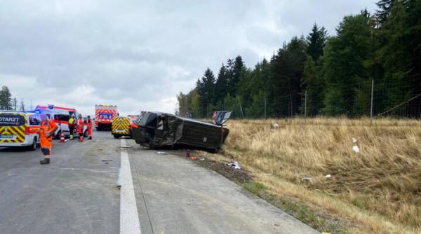 Germania. Patru români, răniți după ce s-au răsturnat cu microbuzul în care se aflau; unul este în stare gravă