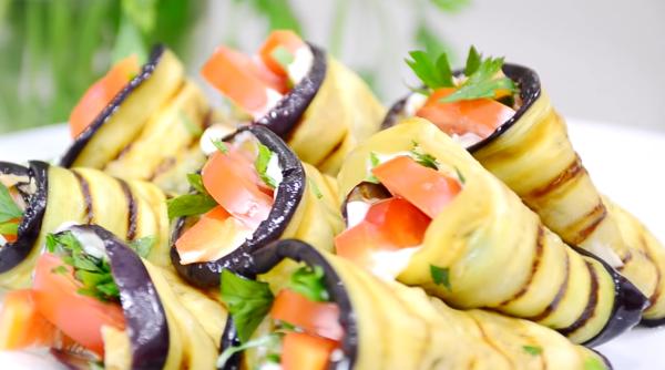 Rulouri „limba soacrei“, cea mai surprinzătoare gustare cu vinete. O rețetă simplă, dar spectaculoasă