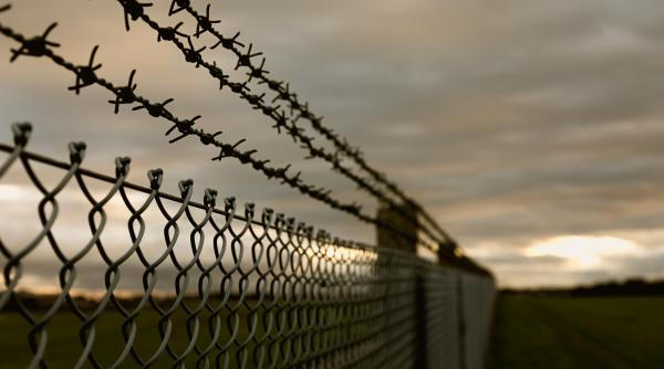 Franța. Un tânăr român a încercat să evadeze din închisoare: Ofițerii au crezut inițial că cineva vrea să intre în penitenciar, nu să iasă