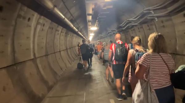 Sute de oameni, blocați timp de 5 ore în tunelul Canalului Mânecii, nevoiți să meargă pe jos: "Terifiant, ca un film cu dezastre. Nu știam ce se întâmplă"