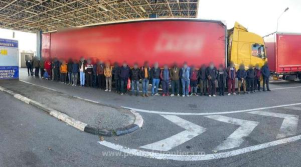 Arad. 35 de migranţi care voiau să ajungă ilegal în Spaţiul Schengen, găsiţi ascunşi într-un TIR cu mobilă
