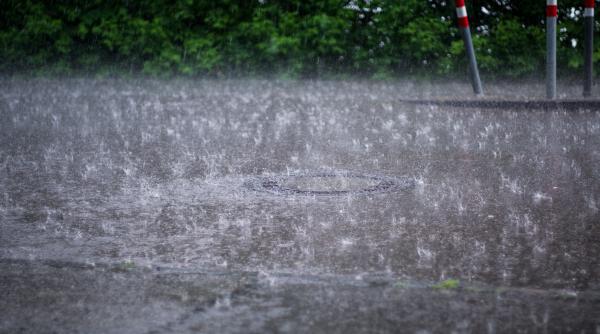 Furtunile au făcut ravagii în Marea Britanie: în două ore s-a adunat o cantitate de apă echivalentă cu o lună de ploaie