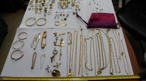 Pachet cu peste un kilogram de bijuterii din aur, trimis din Spania de o româncă de 66 de ani: Aurul era ascuns în produse electronice