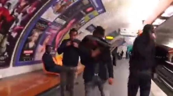 Români, în mijlocul unui scandal în metroul din Paris: „Haide, mă! Hai toți pe el! Haideți!“ (VIDEO)
