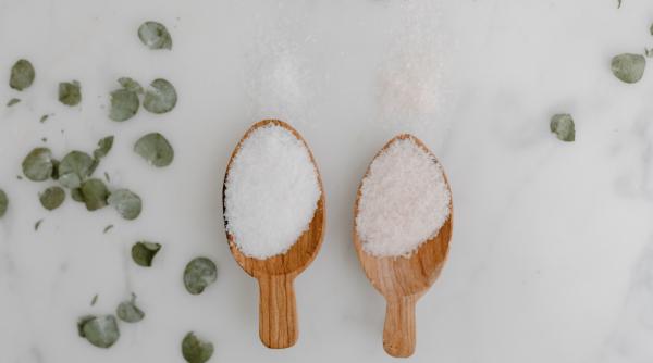 Sarea și praful de copt, aliații de nădejde ai oricărei gospodine: Cum să scapi ieftin și rapid de o problemă care îți dă multe bătăi de cap