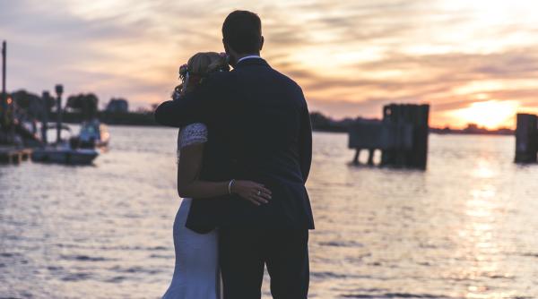 Doi tinerii căsătoriți au fost blocați de maree pe o insulă în timp ce pozau pentru albumul de nuntă