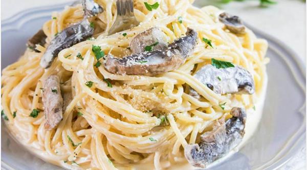 Rețeta de spaghete cu smântână și ciuperci care a cucerit pe toată lumea