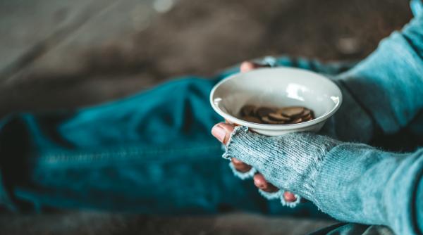 Trei români, care au obligat un copil să cerșească și să vândă cărți, arestați