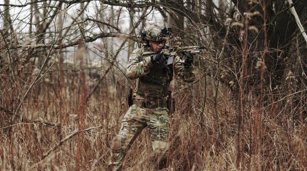 Un soldat rus adormit primește un ultim semnal de alarmă când o dronă ucraineană aruncă o bombă lângă el - VIDEO