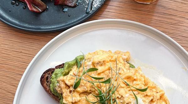 Cea mai pufoasă și delicioasă omletă: unge capacul tigăii cu un ingredient secret. Trucul bunicii 