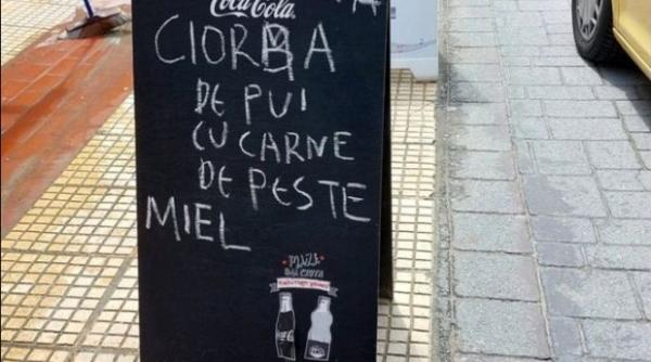 Mesajul în română afișat de o tavernă din Grecia stârnește hohote de râs: "Ciorbă de pui cu carne de..."