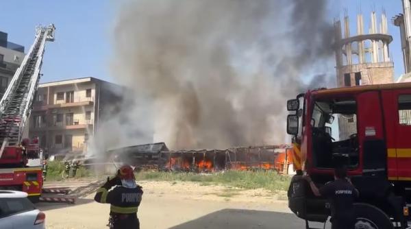 Biserică, cuprinsă de flăcări la Constanța: 11 apartamente din blocul învecinat, distruse de foc  