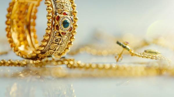 Doi români, cercetați pentru înșelăciune: au vândut bijuterii false unui bărbat în schimbul unei sume mari de bani