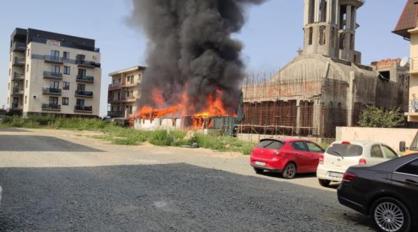 O biserică din Constanța arde violent. Intervin zeci de pompieri