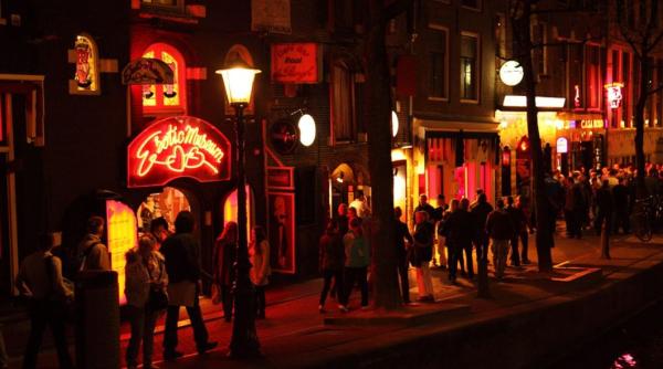 Patru românce, traficate de un conațional prin metoda „Loverboy”. Bărbatul le-a convins să-l însoţească în străinătate