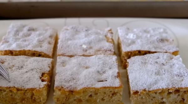 Plăcintă senzațional de bună și ușor de preparat: ai nevoie de trei mere și un pahar de nuci. O vei face mereu