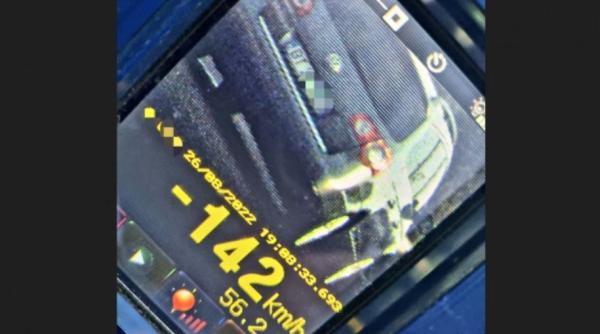 Prins de radar cu viteză excesivă, un șofer s-a ascuns de polițiști într-o biserică