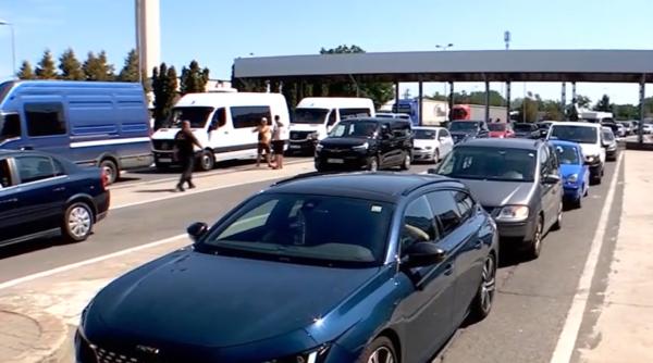 Românii se întorc la muncă în străinătate cu maşinile pline de bunătăţi „ca la mama acasă”. În vămi e cod roşu de aglomeraţie