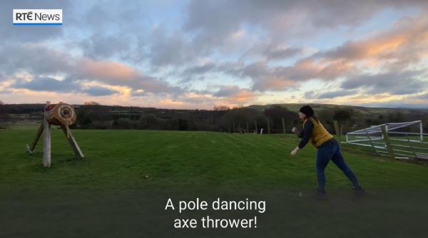 De la femininul dans la bară, la unul dintre cele mai bărbătești sporturi: O irlandeză a fost încoronată campioană mondială la aruncarea toporului