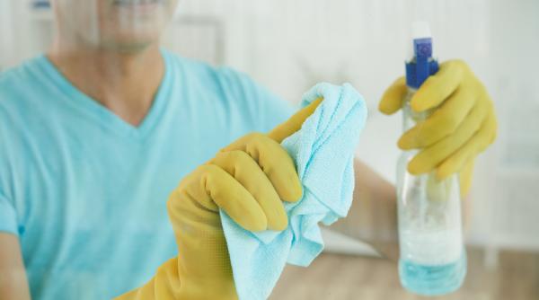 Folosește acest ingredient pentru a vă curăța geamurile și a le menține strălucitoare chiar și după ploaie: Un truc care ține praful și murdăria la distanță