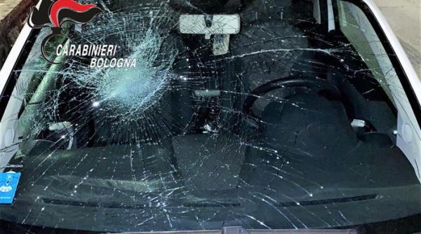 Italia. Româncă bătută de soț pentru că nu a vrut să iasă la plimbare cu el: Bărbatul a spart parbrizul mașinii unde se ascunsese femeia