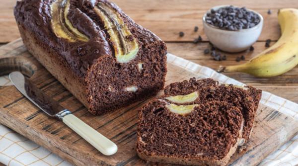 Chec cu banane și cacao, incredibil de pufos și aromat. Are însă un singur defect