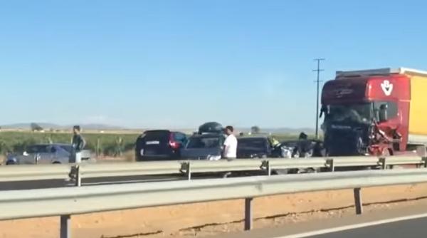 „Nu sunt vinovat!” Șofer român de TIR, acuzat de un accident cu două camioane și 18 mașini, în Spania. Doi oameni și-au pierdut viața, alți 30 au fost răniți