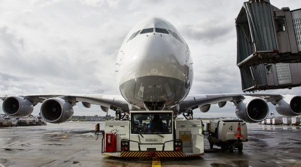 Grevă de amploare a piloților. O companie aeriană va anula 800 de zboruri vineri: 130.000 de pasageri, afectați