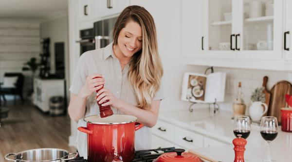 Ce s-ar putea întâmpla cu pielea ta dacă nu mai mănânci sare