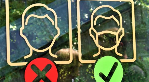 Comisia Europeană atenţionează că purtarea măştii ar putea redeveni necesară