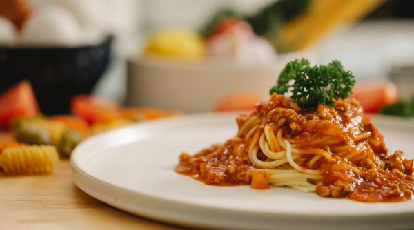 Cum să faci cel mai bun sos bolognese - rețeta originală cu trei tipuri de carne