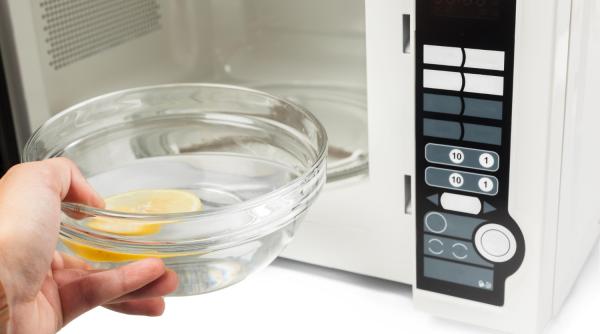 Cuptorul cu microunde murdar - adevărată bombă cu ceas: milioane de bacterii pe masă. Iată cum să cureți bine acest electrocasnic
