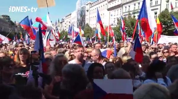 Proteste de amploare în Cehia: Zeci de mii de oameni, manifest împotriva guvernului, UE şi NATO, după explozia prețurilor