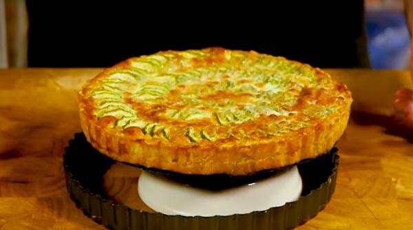 Plăcintă sărată cu dovlecei. Adăugați șuncă în aluat și va deveni o bombă delicioasă, dar săracă în calorii