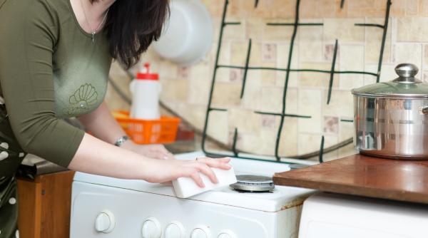 Amestecă aceste trei ingrediente pentru a-ți lăsa grătarele aragazului ca noi. Un truc simplu și rapid, gata cât ai pocni din degete