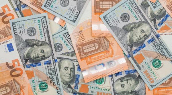 Euro atinge minimul ultimilor 20 de ani. A coborât luni sub 0,99 dolari