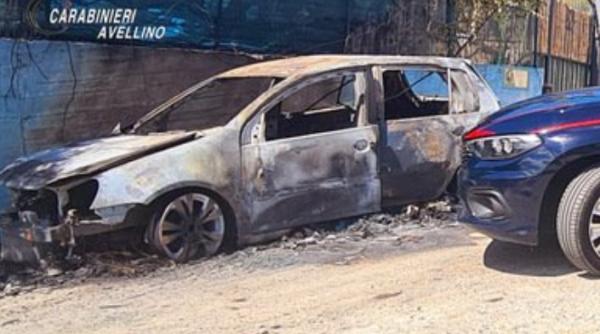 Italia. O româncă a incendiat mașina iubitului, supărată că bărbatul s-a întors la fosta soție 