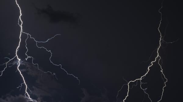 Furtunile lovesc Marea Britanie. Peste 36.000 de descărcări electrice au fost înregistrate în ultimele 12 ore - VIDEO